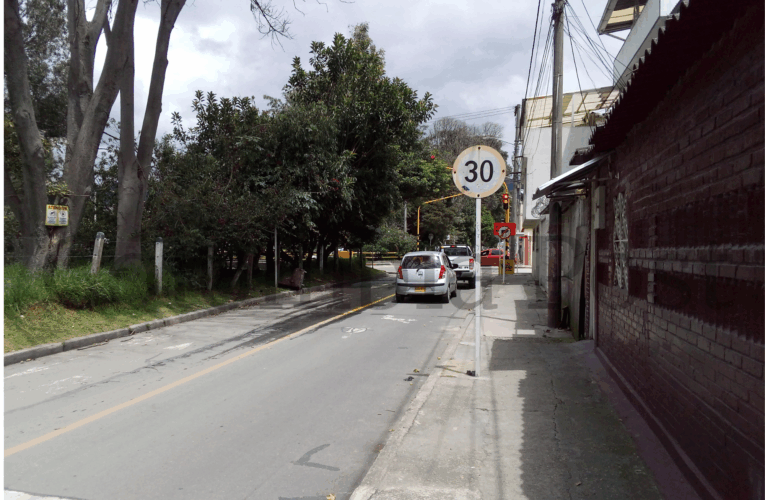 Mala señalización de Secretaría de Movilidad  y Jardín Botánico no poda árboles que tapan semáforos, en desvíos en el barrio Remanso.
