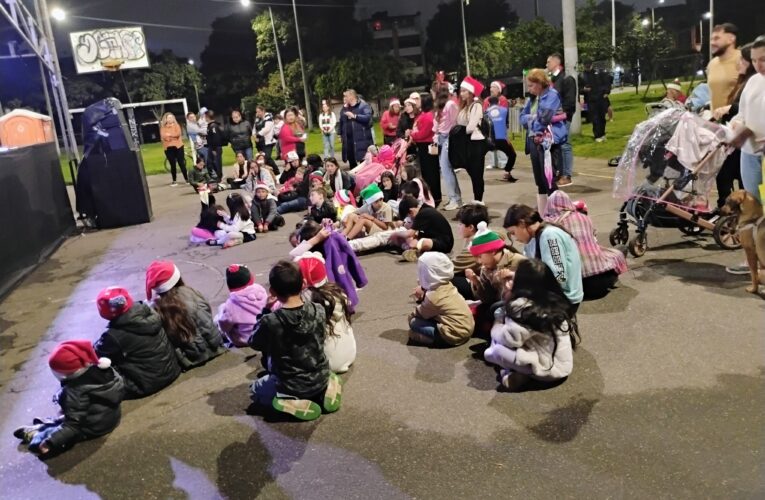 Los niños y niñas de Puente Aranda celebran la novena de Aguinaldos en el Parque Santa Águeda.