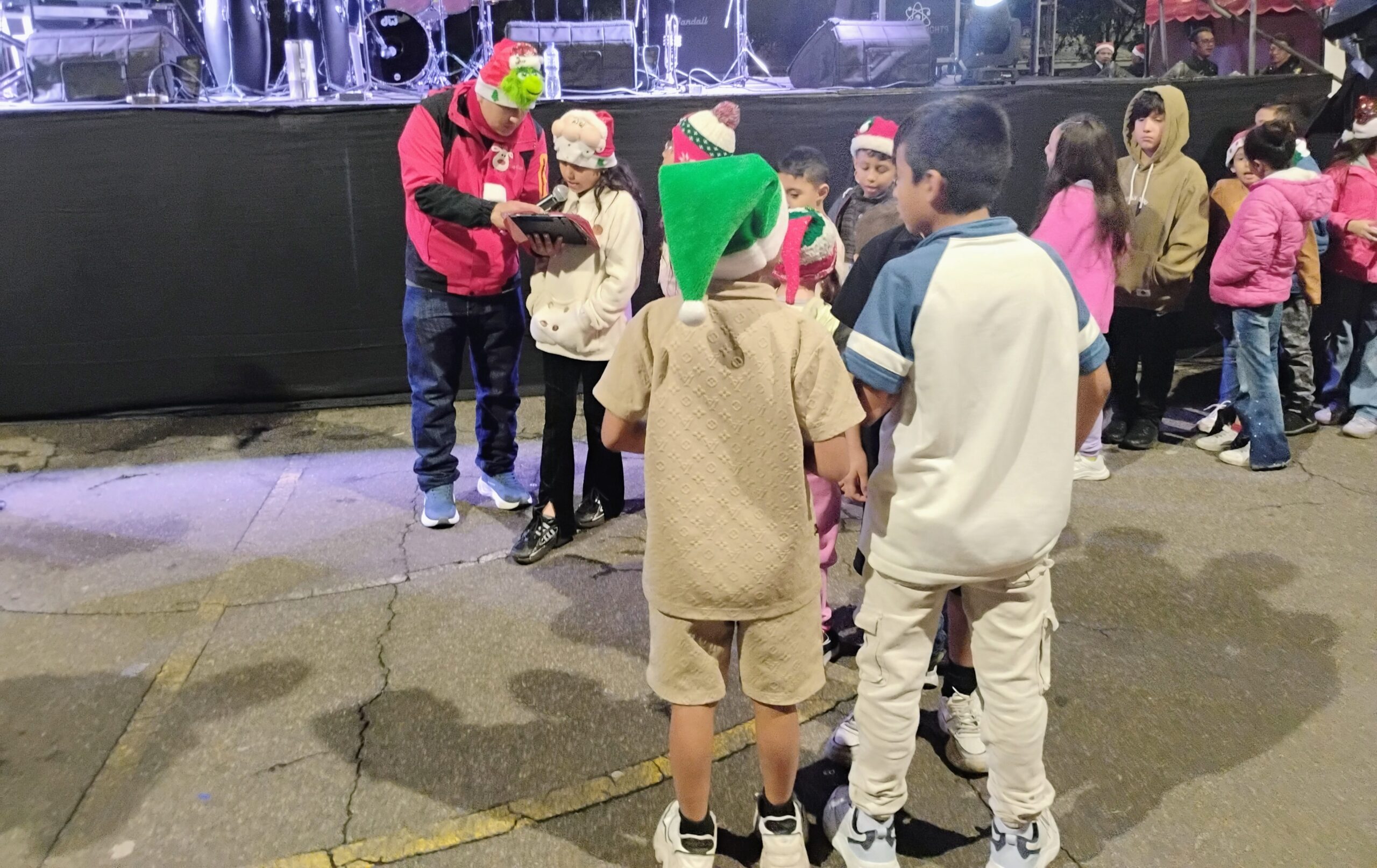 Niños y niñas participan en la lectura de la novena al niño Jesús Parque Santa Águeda